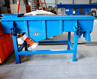 多層直線(xiàn)振動(dòng)篩篩層可達(dá)6層，物料可同時(shí)篩分出7種不同等級(jí)的物料。