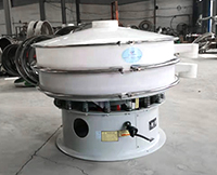 塑料振動(dòng)篩從篩網(wǎng)到篩框采用的全是pp塑料材質(zhì)，該材質(zhì)無(wú)色，無(wú)味，無(wú)化學(xué)反應(yīng)，使用壽命長(zhǎng)。