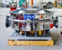 直排篩可分為單雙振動(dòng)源兩種，但其電機(jī)是懸掛在振動(dòng)篩框的外側(cè)，振動(dòng)理相對(duì)比較大。