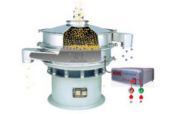 超聲波振動篩工作原理：物料進(jìn)入超聲波振動篩體內(nèi)，通過振動電機(jī)與超聲波換能器的配合使用實(shí)現(xiàn)，物料的篩分，分級，除雜等篩分目的。