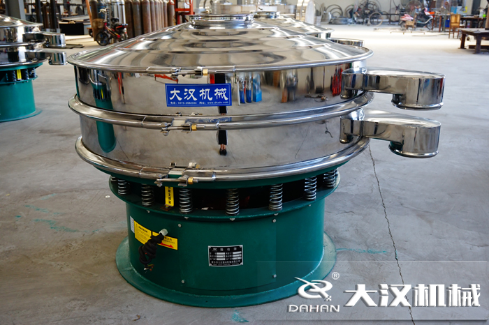 磨料振動(dòng)篩也是旋振篩，其根據(jù)不同的物料可以成為不同的產(chǎn)品有不同的產(chǎn)品名稱，為了方便用戶的分辨與查找。