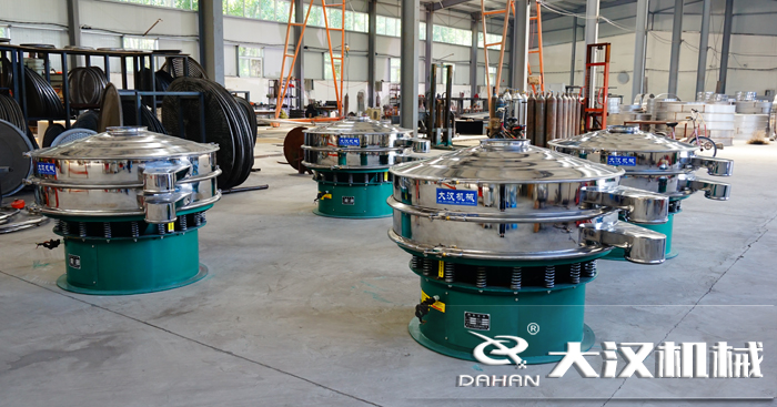 磨料振動(dòng)篩的工作原理：是由直立電機(jī)作為激振源，用來幫助物料進(jìn)行運(yùn)動(dòng)并且實(shí)現(xiàn)，理想的分級(jí)除雜效果。