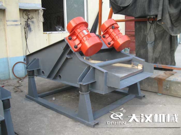 礦用振動(dòng)篩采用優(yōu)質(zhì)的錳鋼材質(zhì)，主要特點(diǎn)就耐磨性強(qiáng)，對(duì)于礦用振動(dòng)篩來(lái)說(shuō)其，耐磨性是非常重要的。