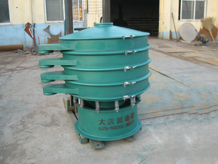 直徑1000型振動(dòng)篩除了有碳鋼材質(zhì)其還有不銹鋼+碳鋼，以及全不銹鋼的選擇，用戶可根據(jù)用戶物料的性質(zhì)不同可進(jìn)行選擇。