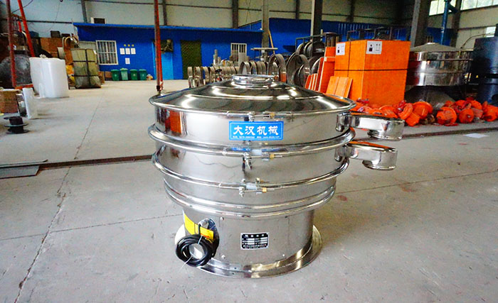 全不銹鋼振動(dòng)篩采用304不銹鋼材質(zhì)，利用不銹鋼材質(zhì)的耐氧化，防腐蝕的特點(diǎn)，實(shí)現(xiàn)物料的篩分目的。