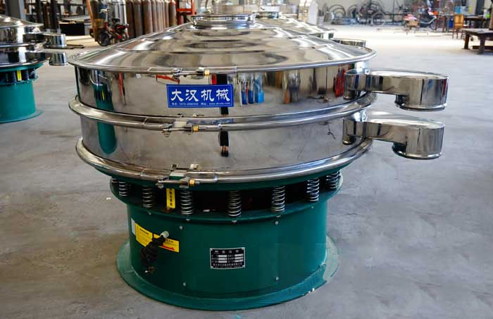 玻璃粉振動(dòng)篩比較常見的材質(zhì)為不銹鋼材質(zhì)，但其碳鋼材質(zhì)的設(shè)備相對來說其使用壽命不夠長，對于一些特殊行業(yè)的物料的篩分也比較有限，所以目前比較受歡迎的材質(zhì)為不銹鋼材質(zhì)。