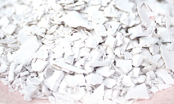  藕粉屬一種堿性的物料，所以對(duì)于普通振動(dòng)篩的選擇就需要注意其材質(zhì)方面。