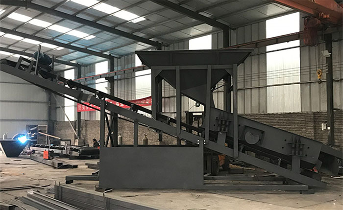 振動(dòng)篩沙機(jī)產(chǎn)品概述：該產(chǎn)品比較適合河道篩沙，沙場(chǎng)篩沙，篩分效率高，經(jīng)久耐用，不易損壞。