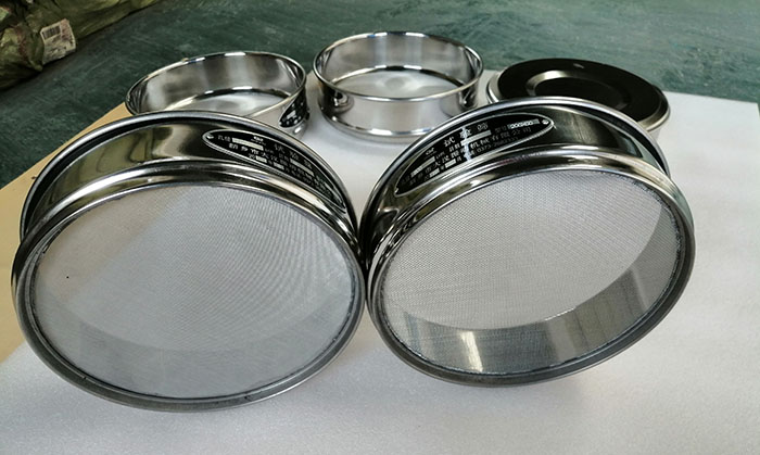 直徑75mm試驗(yàn)篩采用的304不銹鋼材質(zhì)適用于很多行業(yè)。