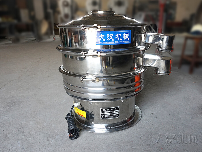 醫(yī)藥振動篩主要采用的是304不銹鋼振動篩，優(yōu)勢：設(shè)備干凈衛(wèi)生，不易生銹，使用壽命長久，經(jīng)久耐用。
