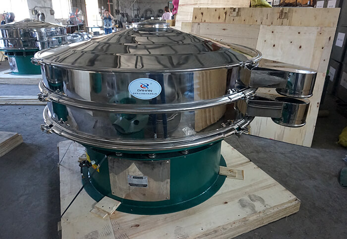 橡膠粉除雜振動(dòng)篩采用的是不銹鋼+碳鋼材質(zhì)。